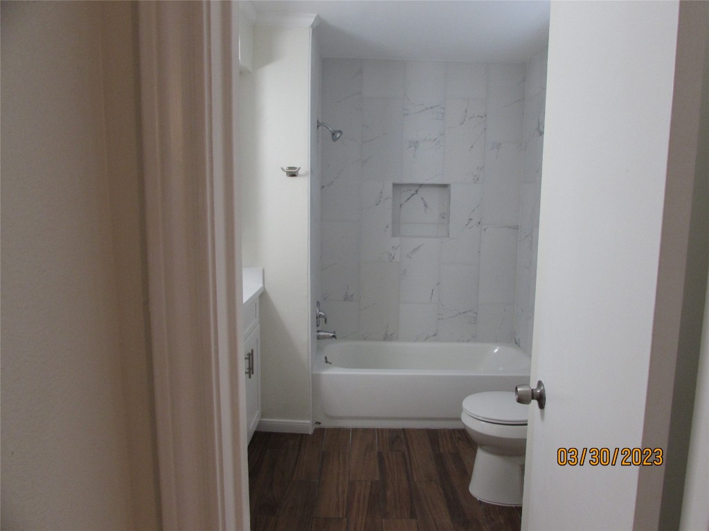 6308 North 1st Street Bellaire, TX 77401 - Photo 23 of 24 masterbathroom