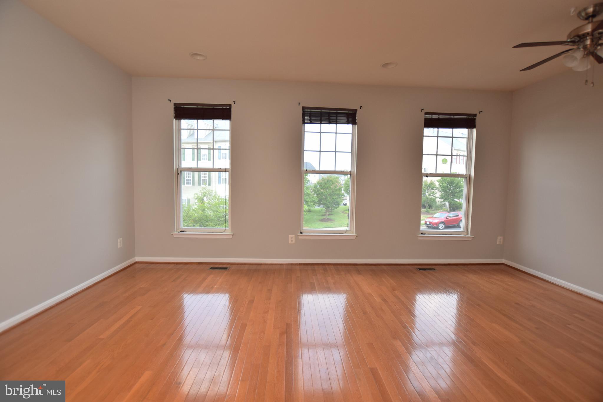 9179 Ribbon Falls Loop Bristow, VA 20136 - Photo 6 of 29 Living Room