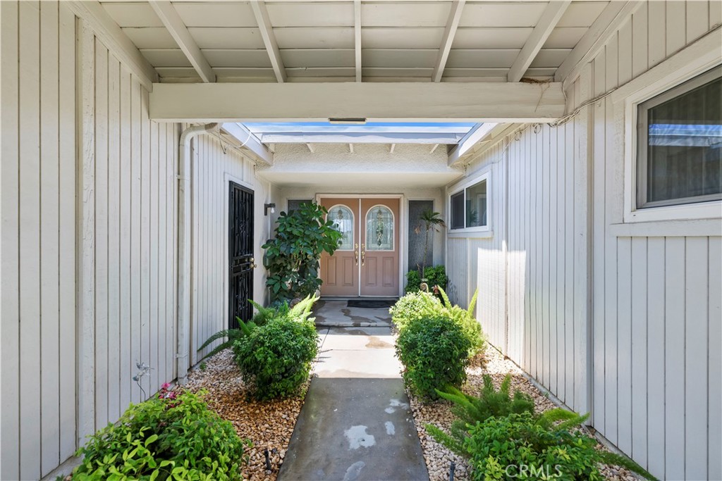 1400 Terrace Rialto, CA 92376 - Photo 5 of 40 frint entry