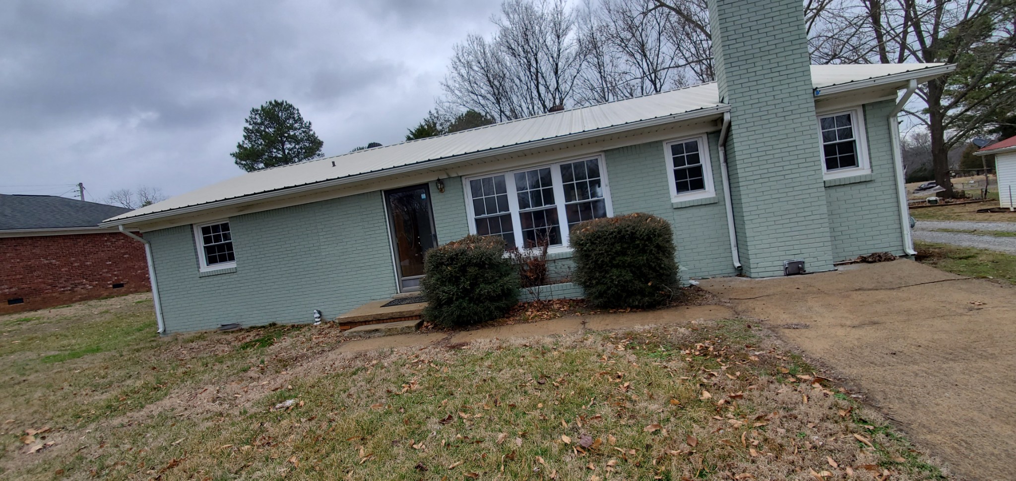 307 West Point Road Lawrenceburg, TN 38464 - Photo 3 of 43 a backyard of a house