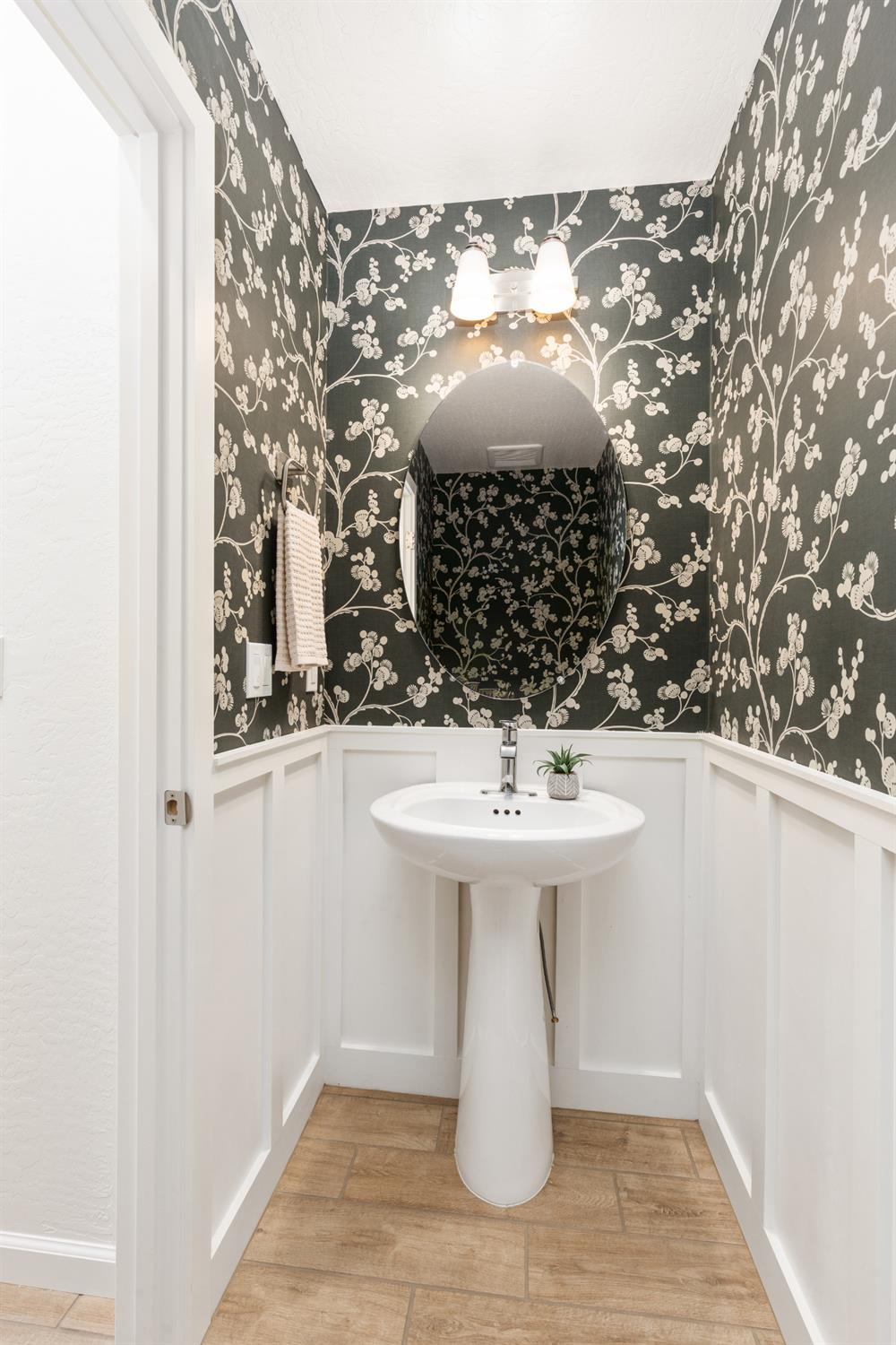 1507 Farmhouse Lane Clovis, CA 93619 - Photo 14 of 33 a bathroom with a sink and mirror