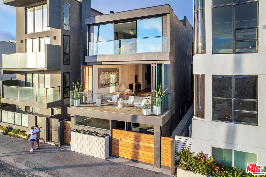 2811 Ocean Front Walk Venice, CA 90291 - Photo 2 of 6