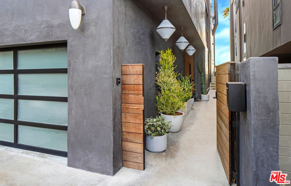 2811 Ocean Front Walk Venice, CA 90291 - Photo 5 of 6