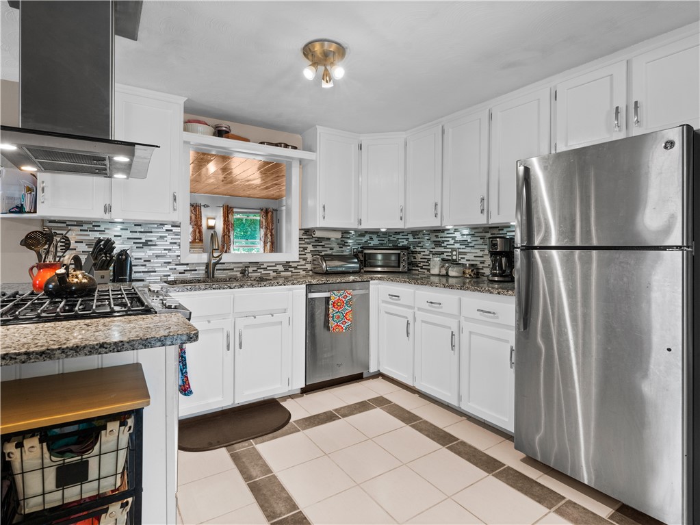 211 Getchell Avenue Woonsocket, RI 02895 - Photo 7 of 41 Gallery Image 7