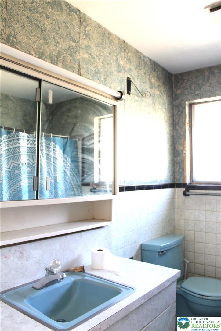 2465 Jacksonville Road Bethlehem, PA 18017 - Photo 18 of 28 a bathroom with a bathtub and a window