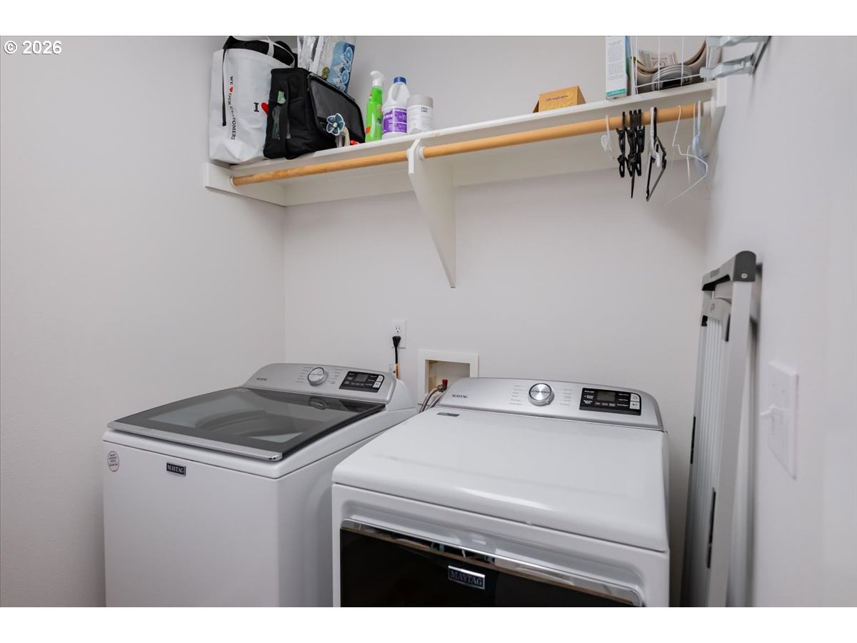 302 Division Street Northeast Silverton, OR 97381 - Photo 20 of 48 a utility room with dryer and washer