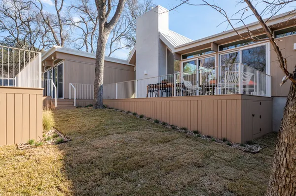 a view of a house with backyard and porch