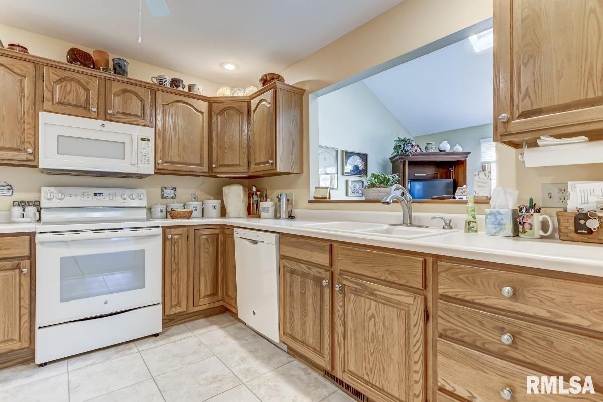 107 Country Place Springfield, IL 62703 - Photo 12 of 35