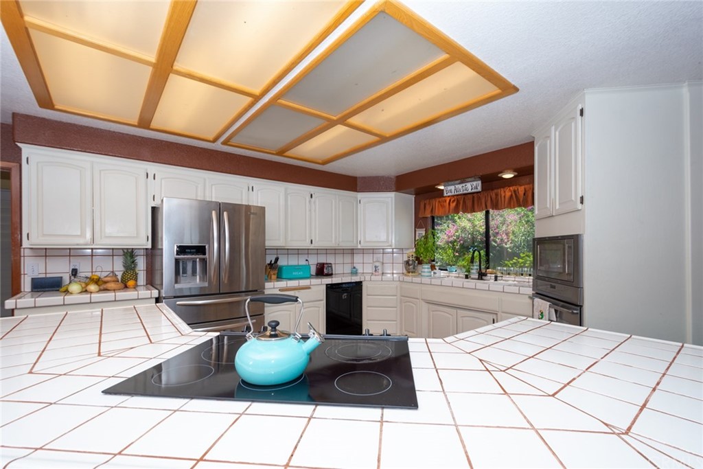 47810 Bee Canyon Truck Trail Hemet, CA 92544 - Photo 18 of 43 a kitchen with stainless steel appliances granite countertop a sink and a stove