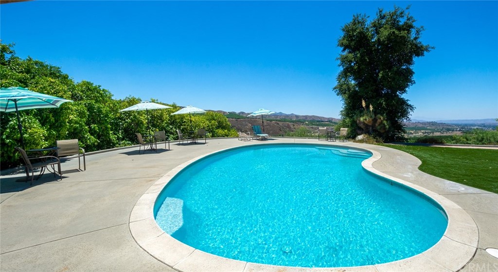 47810 Bee Canyon Truck Trail Hemet, CA 92544 - Photo 37 of 43 a view of a swimming pool with a garden