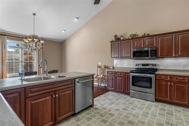 $345,000 | 520 Wynnfield Lane, Farmington, MO 63640