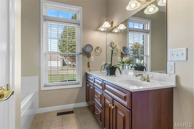 $345,000 | 520 Wynnfield Lane, Farmington, MO 63640