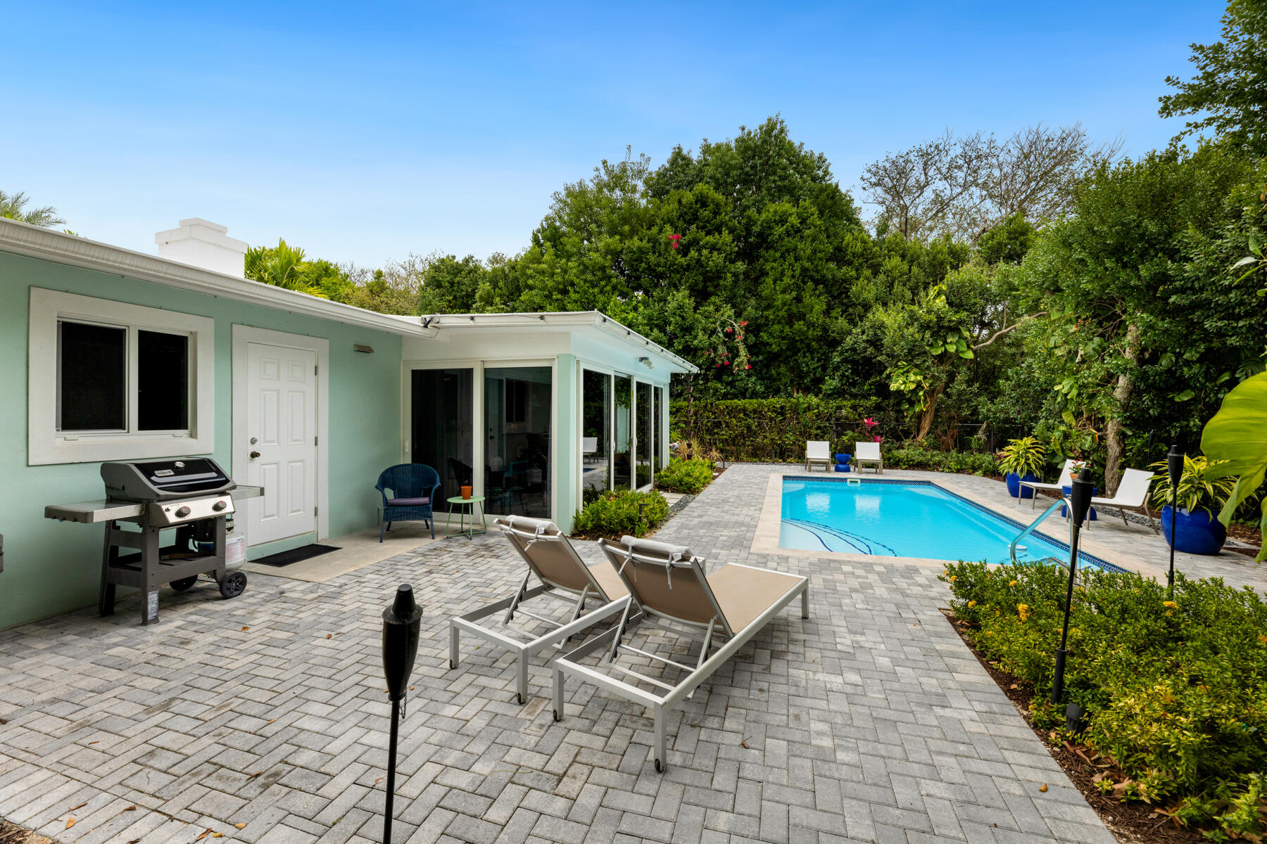 32 Park Road Islamorada, FL 33036 - Photo 19 of 48 a view of a house with backyard sitting area and garden