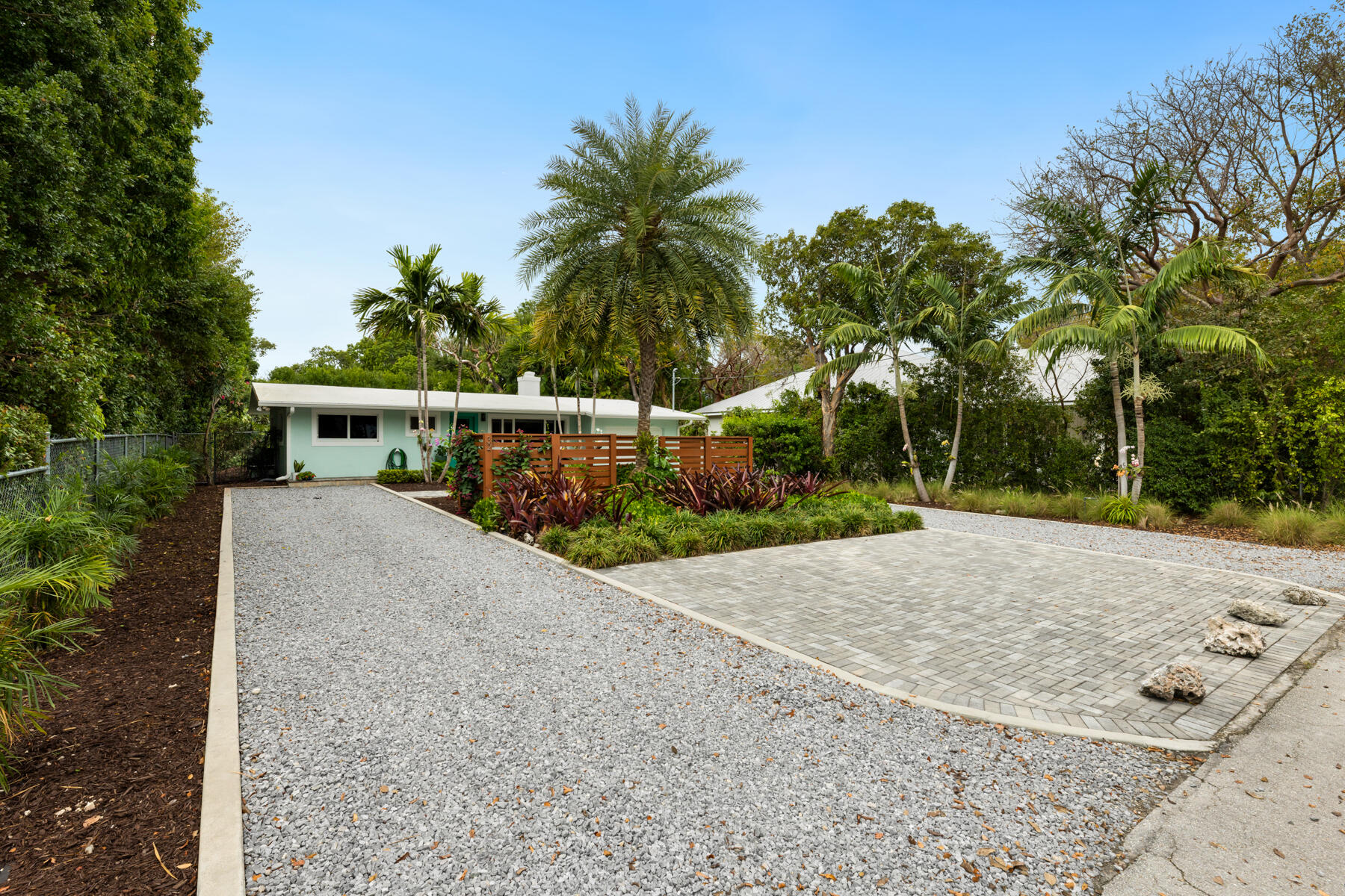 32 Park Road Islamorada, FL 33036 - Photo 22 of 48 a view of a yard with plants
