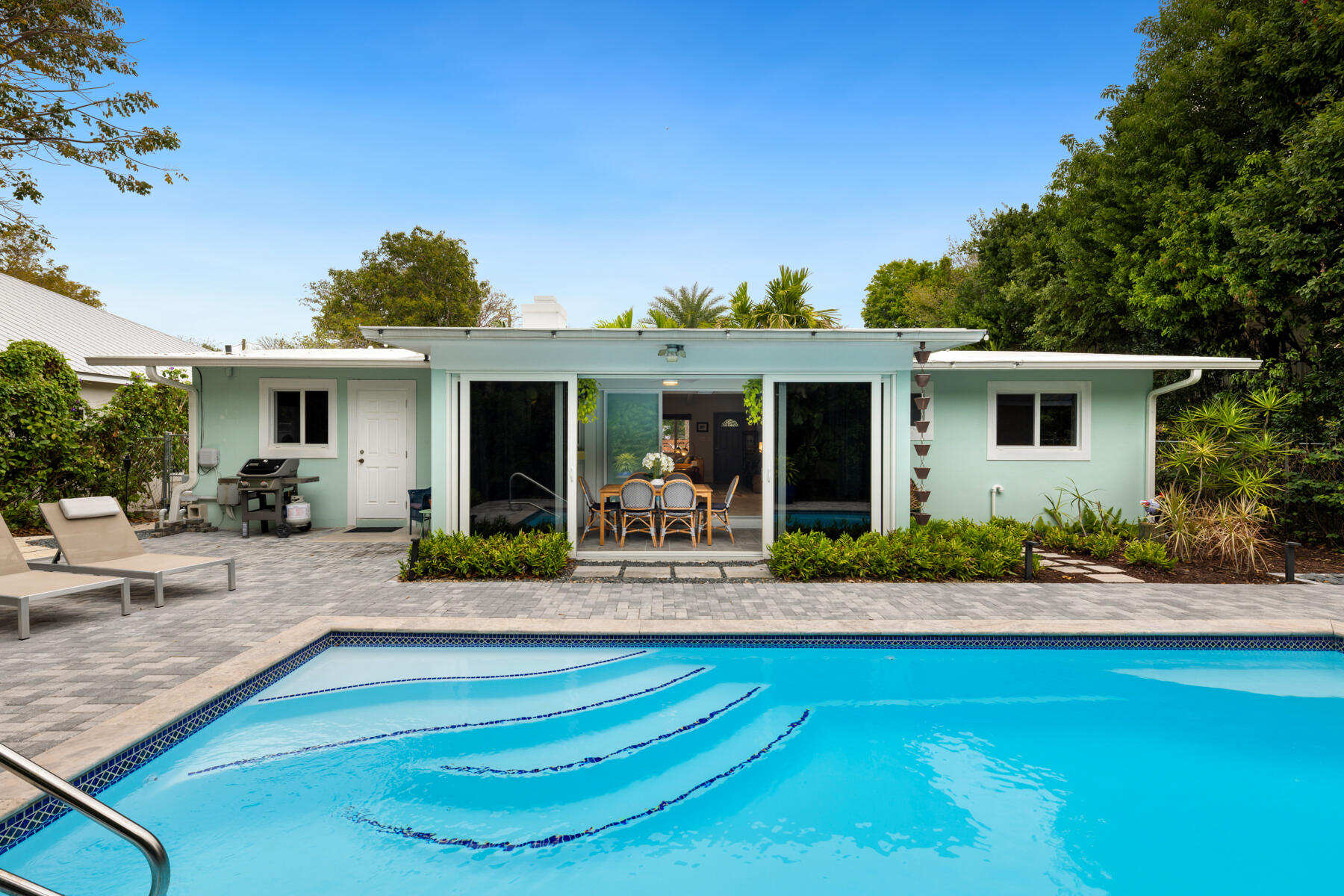 32 Park Road Islamorada, FL 33036 - Photo 29 of 48 a front view of house with yard and outdoor seating