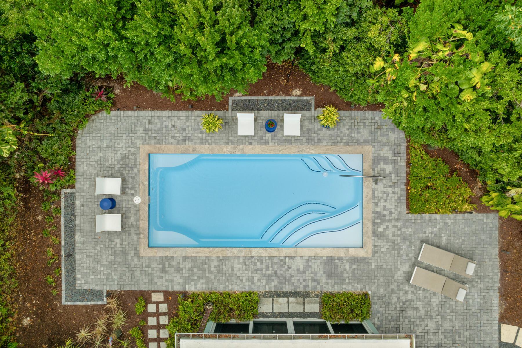 32 Park Road Islamorada, FL 33036 - Photo 39 of 48 a front view of a house with a garden