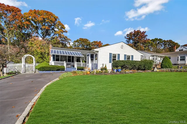 $595,000 | 17 Washington Heights Street, Selden, NY 11784