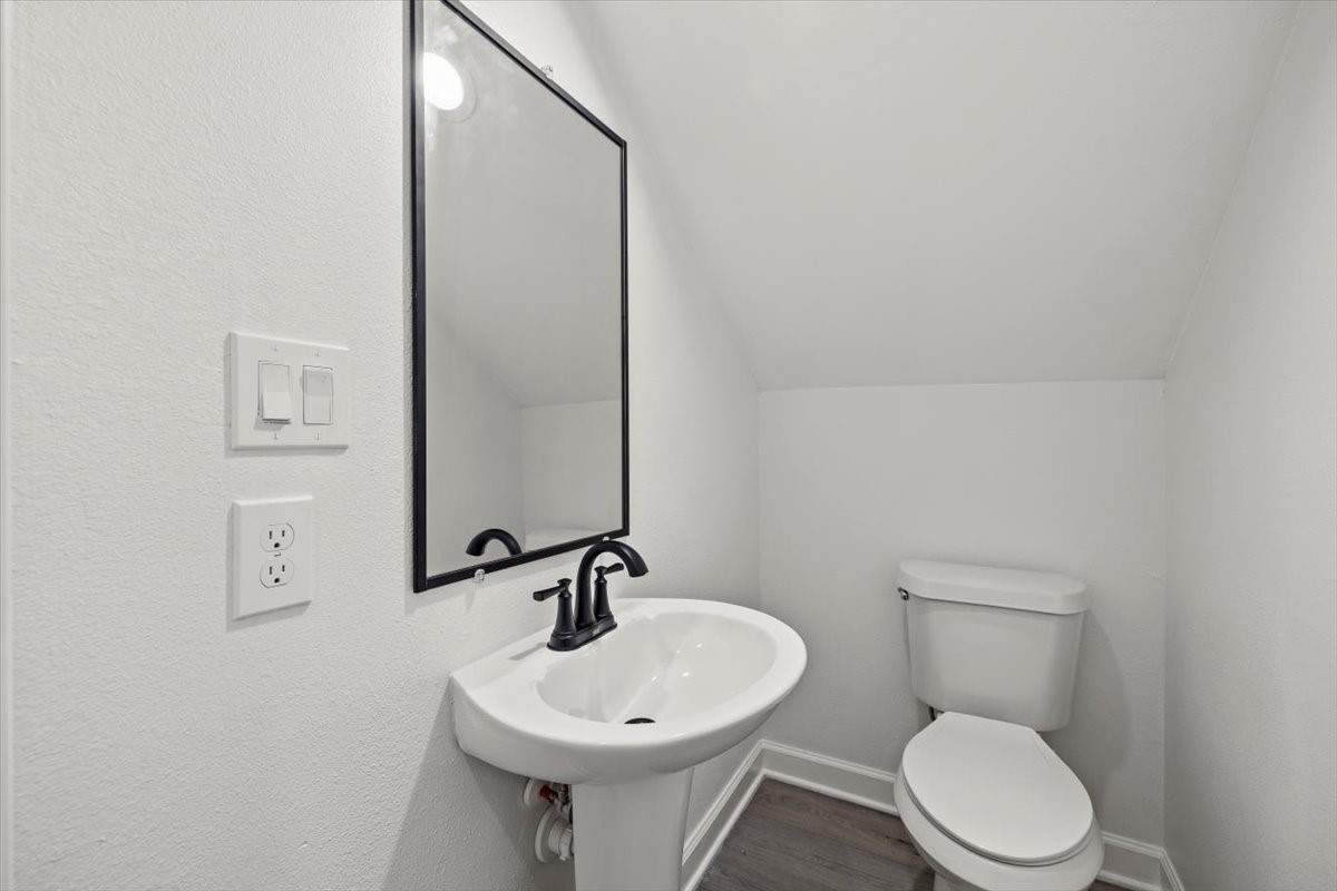 727 East 40th Street Houston, TX 77022 - Photo 12 of 22 a bathroom with a toilet a sink and mirror