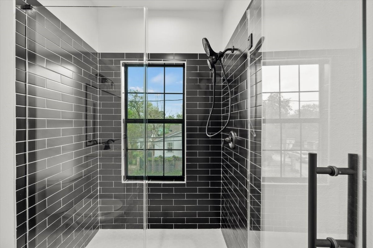 727 East 40th Street Houston, TX 77022 - Photo 15 of 22 a bathroom with a shower