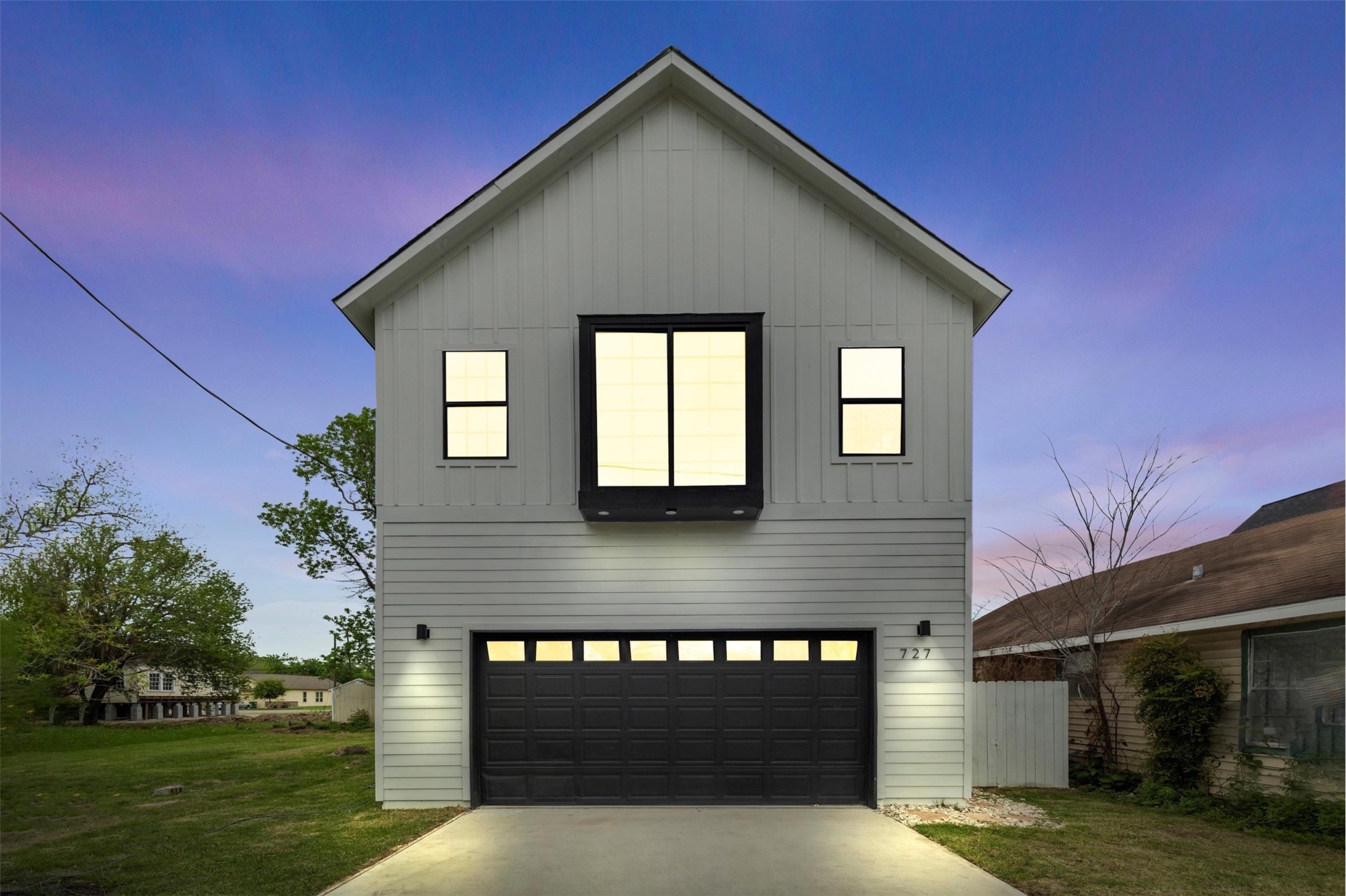 727 East 40th Street Houston, TX 77022 - Photo 2 of 22 a front view of a house with garden