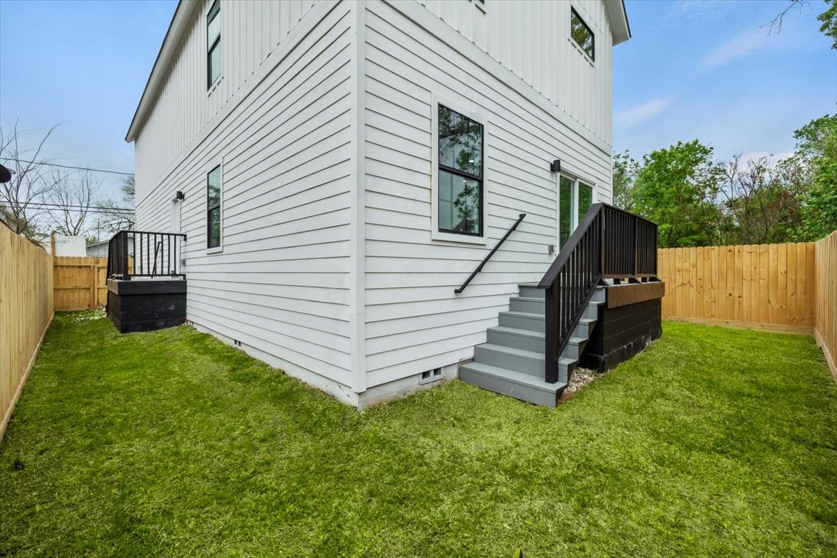 727 East 40th Street Houston, TX 77022 - Photo 21 of 22 a view of a back yard of the house