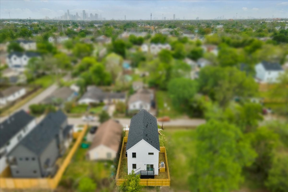 727 East 40th Street Houston, TX 77022 - Photo 3 of 22 a picture of a tree