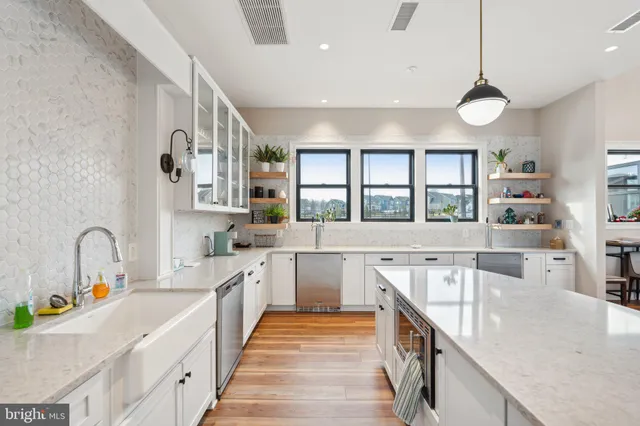 a large kitchen with kitchen island a large island in it
