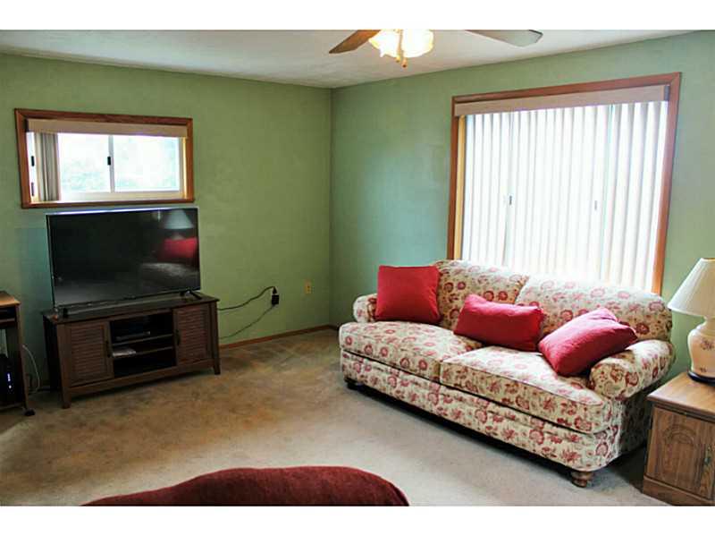 14 Leon Road Green Tree, PA 15220 - Photo 11 of 20 Den/Family/Great Room.