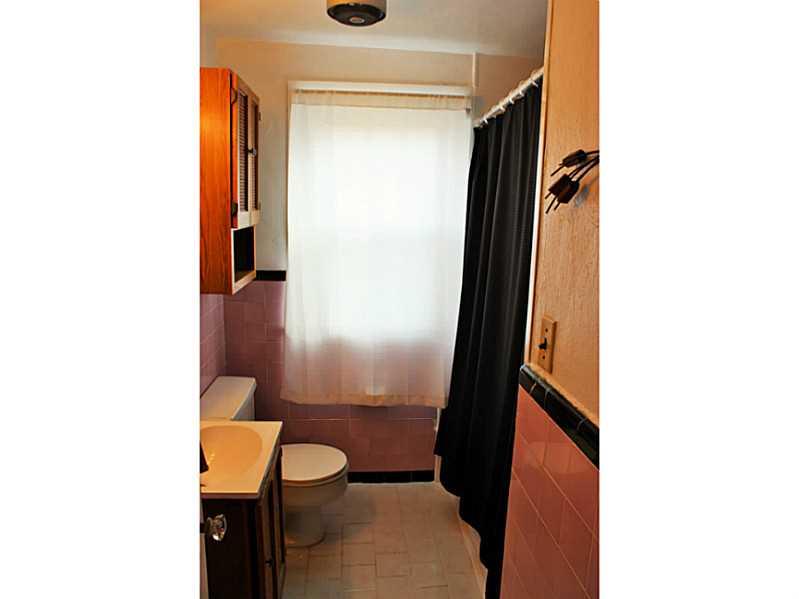 14 Leon Road Green Tree, PA 15220 - Photo 13 of 20 Full Bath.