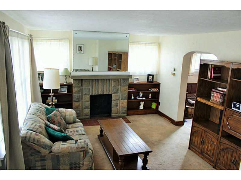 14 Leon Road Green Tree, PA 15220 - Photo 3 of 20 Living Room.