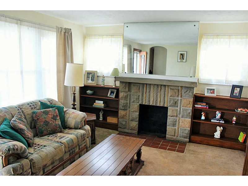 14 Leon Road Green Tree, PA 15220 - Photo 4 of 20 Living Room.