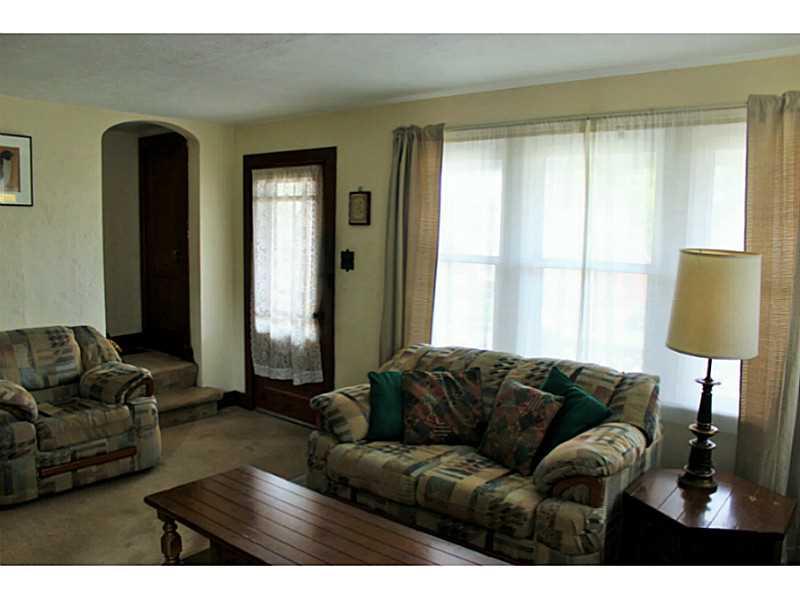 14 Leon Road Green Tree, PA 15220 - Photo 5 of 20 Living Room.