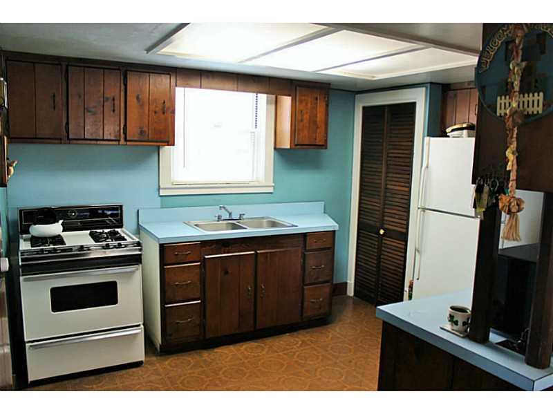 14 Leon Road Green Tree, PA 15220 - Photo 9 of 20 Kitchen.