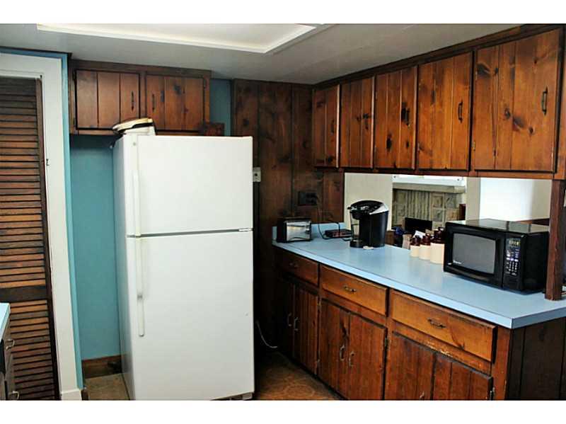 14 Leon Road Green Tree, PA 15220 - Photo 10 of 20 Kitchen.