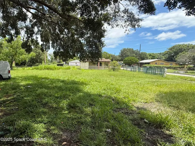 a view of yard with green space