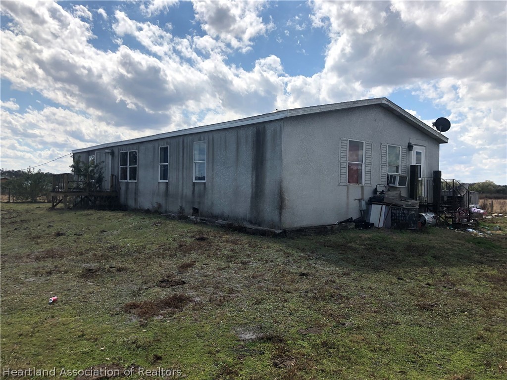 555 Sumner Road Wauchula, FL 33873 - Photo 1 of 11 a backyard of a house