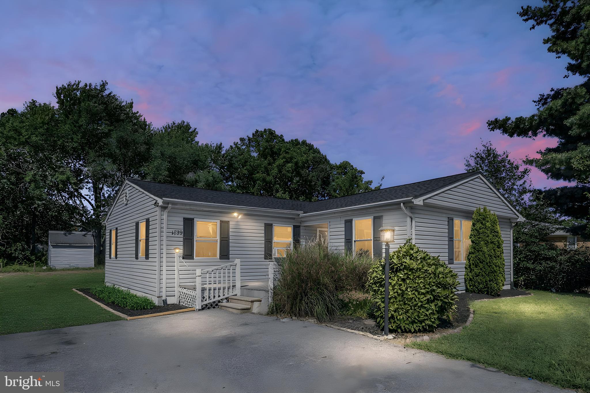 a view of a house with backyard and garden