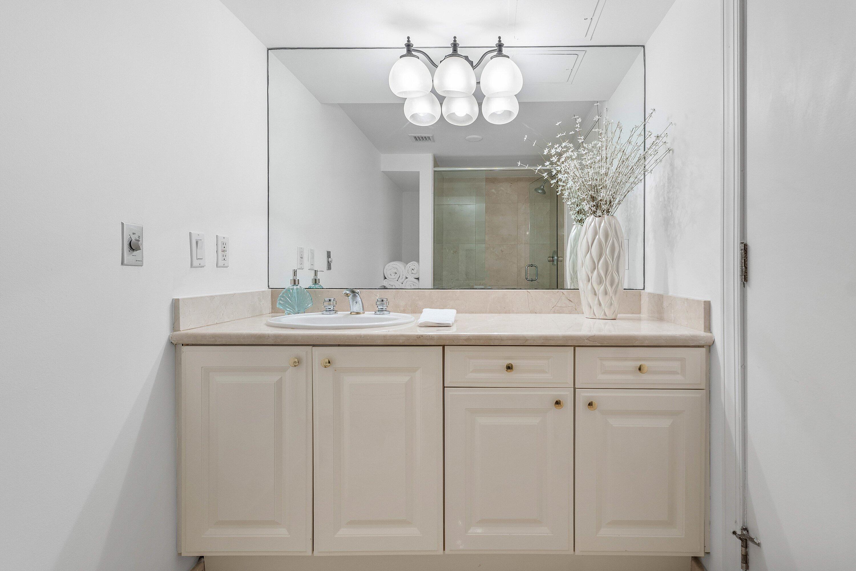 400 South Ocean Boulevard, Unit PH2 Boca Raton, FL 33432 - Photo 40 of 58 Cabana Full Bathroom