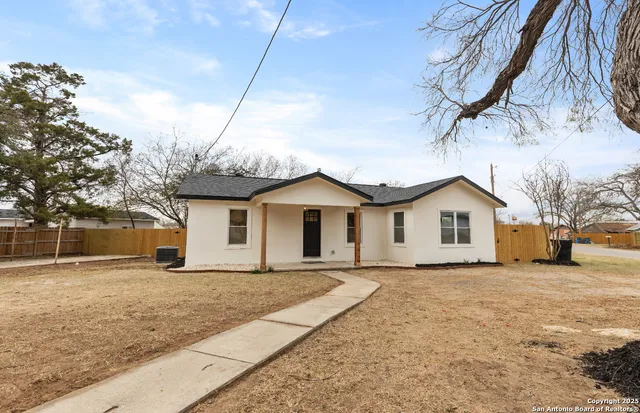 $219,000 | 601 West Moore Avenue, Devine, TX 78016
