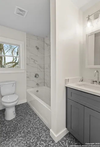 $219,000 | 601 West Moore Avenue, Devine, TX 78016