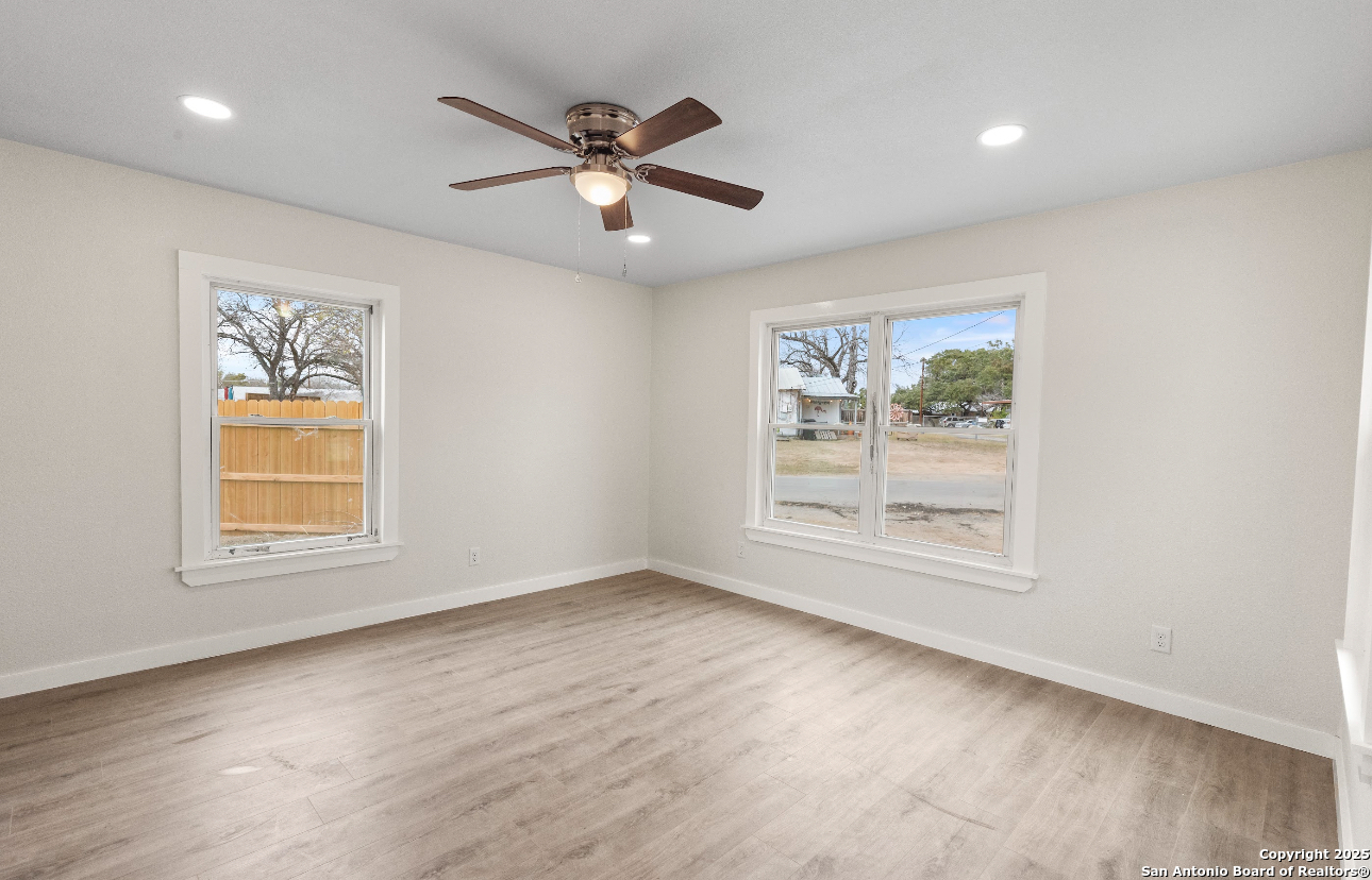 601 West Moore Avenue Devine, TX 78016 - Photo 12 of 18
