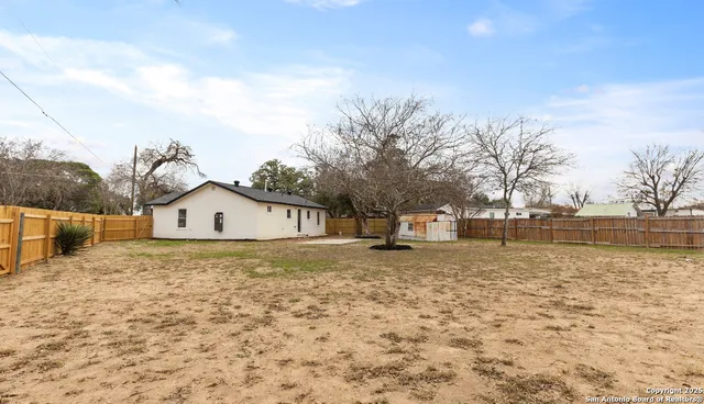 $219,000 | 601 West Moore Avenue, Devine, TX 78016