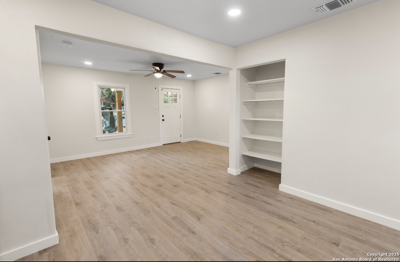 601 West Moore Avenue Devine, TX 78016 - Photo 7 of 18