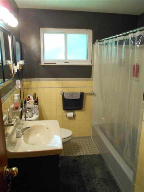 652 Filmore Road Pittsburgh, PA 15221 - Photo 18 of 24 Fresh, clean and cute full size bath on the main level.