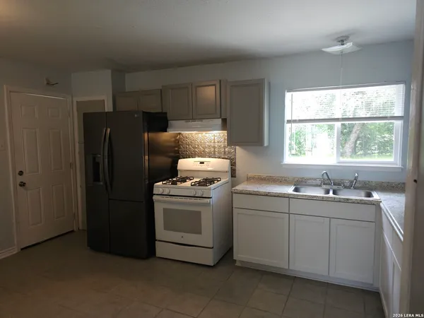 $1,425 | 5619 Stonybrook Drive, San Antonio, TX 78242