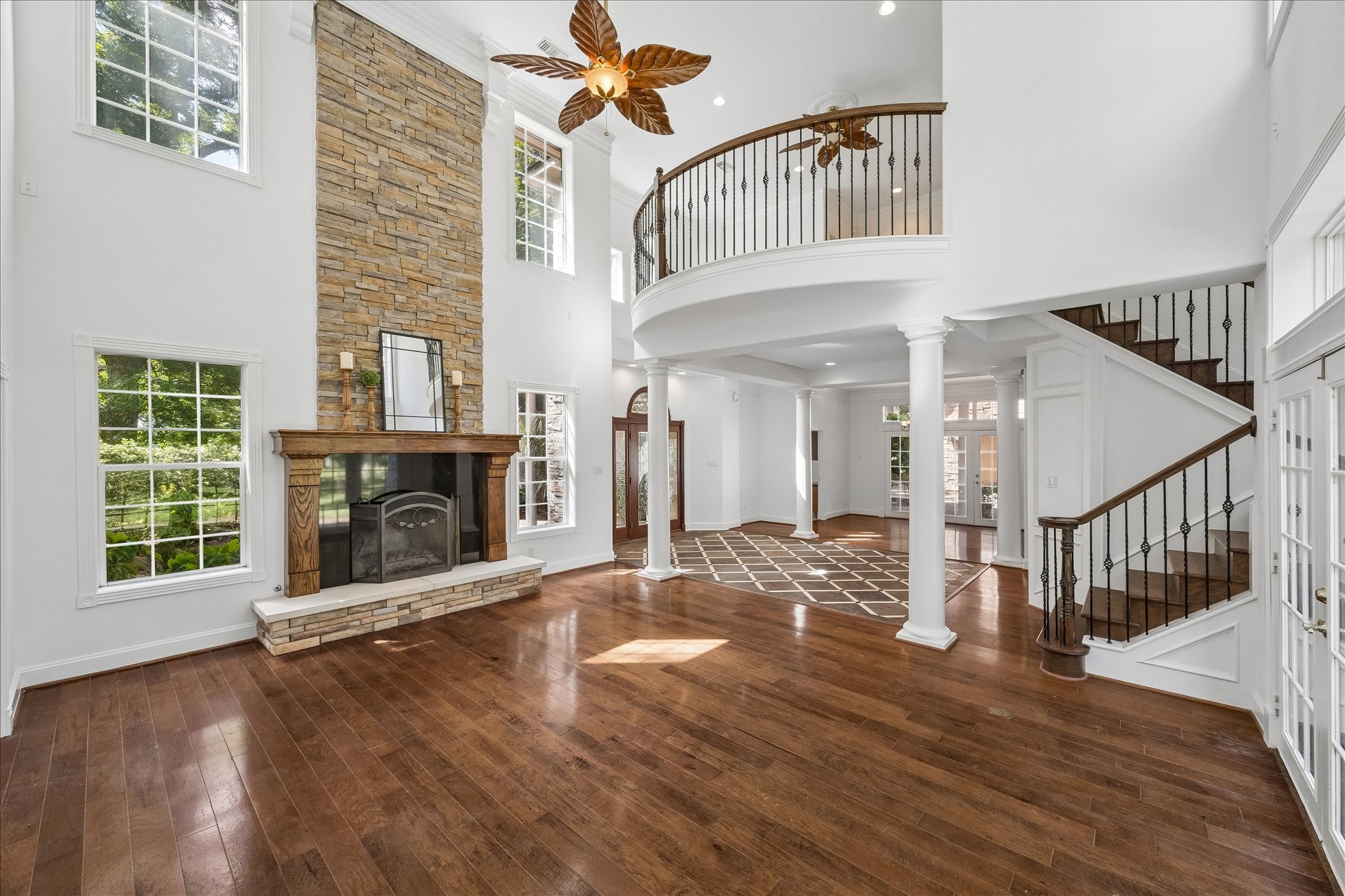 18202 County Road 40 Road Rosharon, TX 77583 - Photo 7 of 43 Living room looking back toward entry