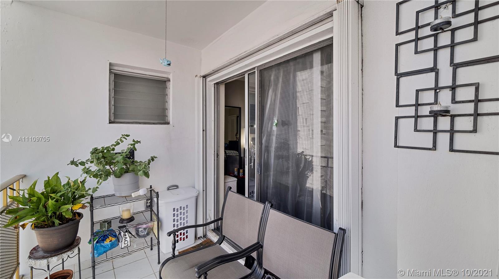 1340 Lincoln Road, Unit 806 Miami Beach, FL 33139 - Photo 20 of 48 a view of a hallway and dining room