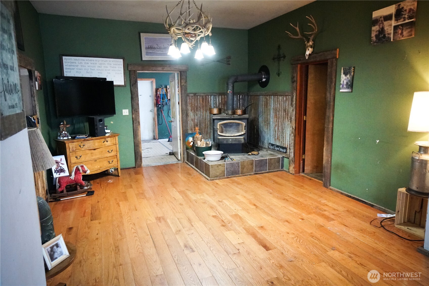 1112 Loomis-Oroville Road Loomis, WA 98827 - Photo 5 of 40 a bedroom with a bed and a flat screen tv