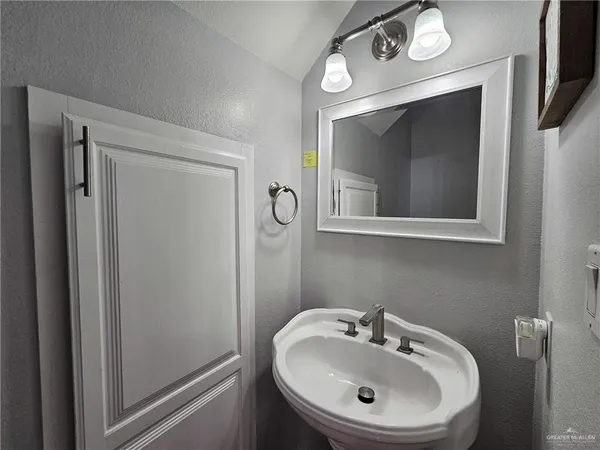 $1,900 | 428 Quail Avenue, McAllen, TX 78504