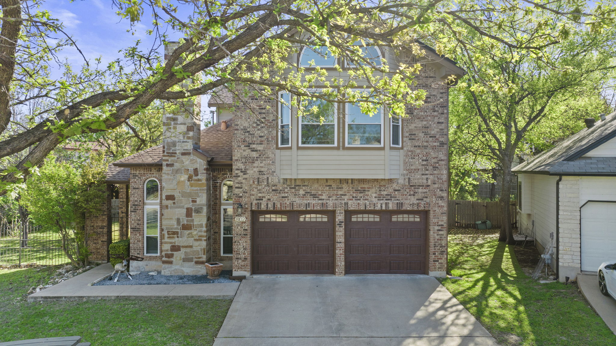 Welcome home!  2 story brick home with on a cul-de-sac lot.